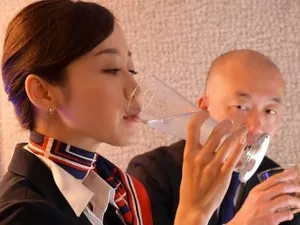 Con mèo lông trắng giả vờ làm người hầu và dùng cơ thể mình để đánh thức chủ nhân, đồng thời còn bị còng tay và bị thổi kèn khi còn là một con chó cái!