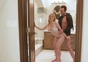 Em nhân viên massage bí mật nhét cu vào lồn