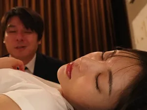 Cô gái trẻ được mời đi chơi và quan hệ tình dục một cách điên cuồng.