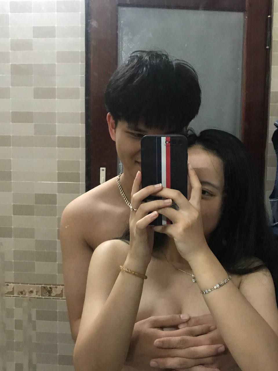 Em gái dễ thương mắt to mặt mới khoe mặt và quan hệ với người phụ nữ ở trên mà không dùng bao cao su, đập mạnh và lồn hồng, siêu nhiều góc độ